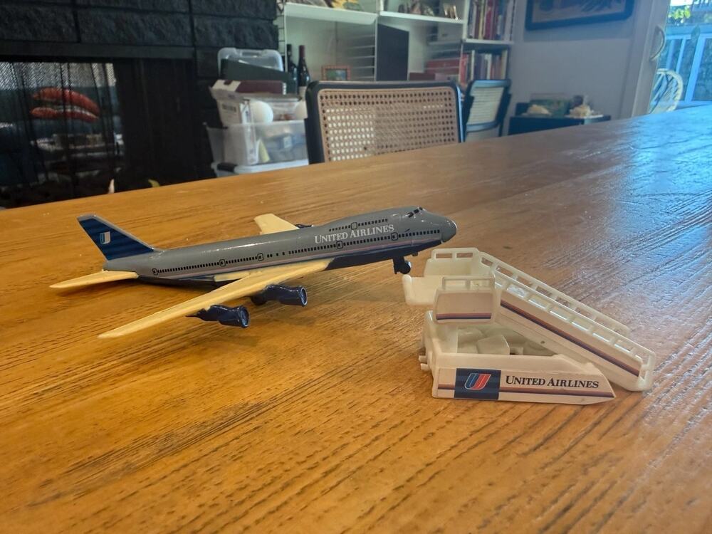 Herpa Wings United Airlines B-777 Diecast Airplane Jet and staircase toy vintage
